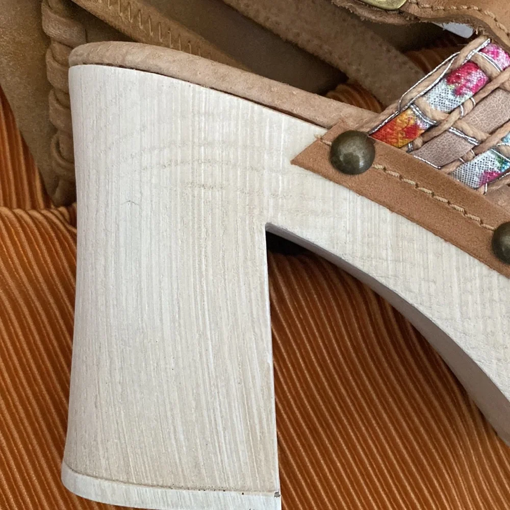 Vintage wooden heels Sbicca shoes! Glam and chic meet! - Picture 7 of 14